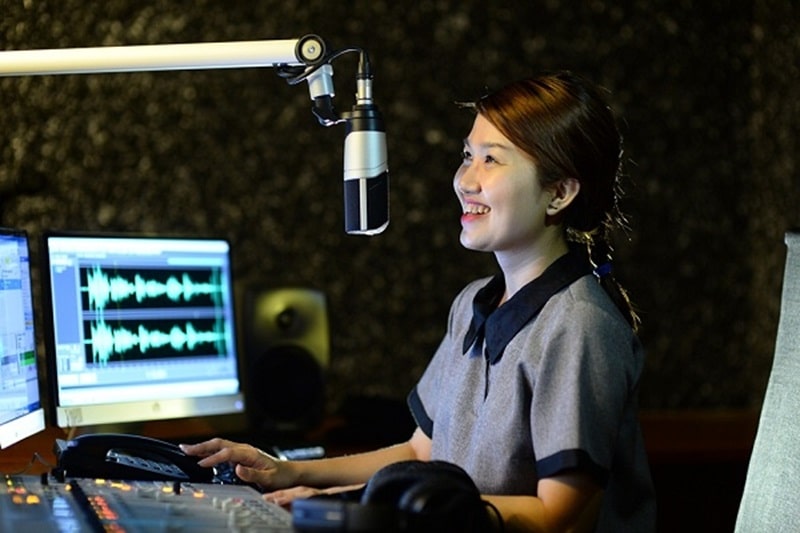 Phát thanh viên radio online có mức thu nhập cơ bản